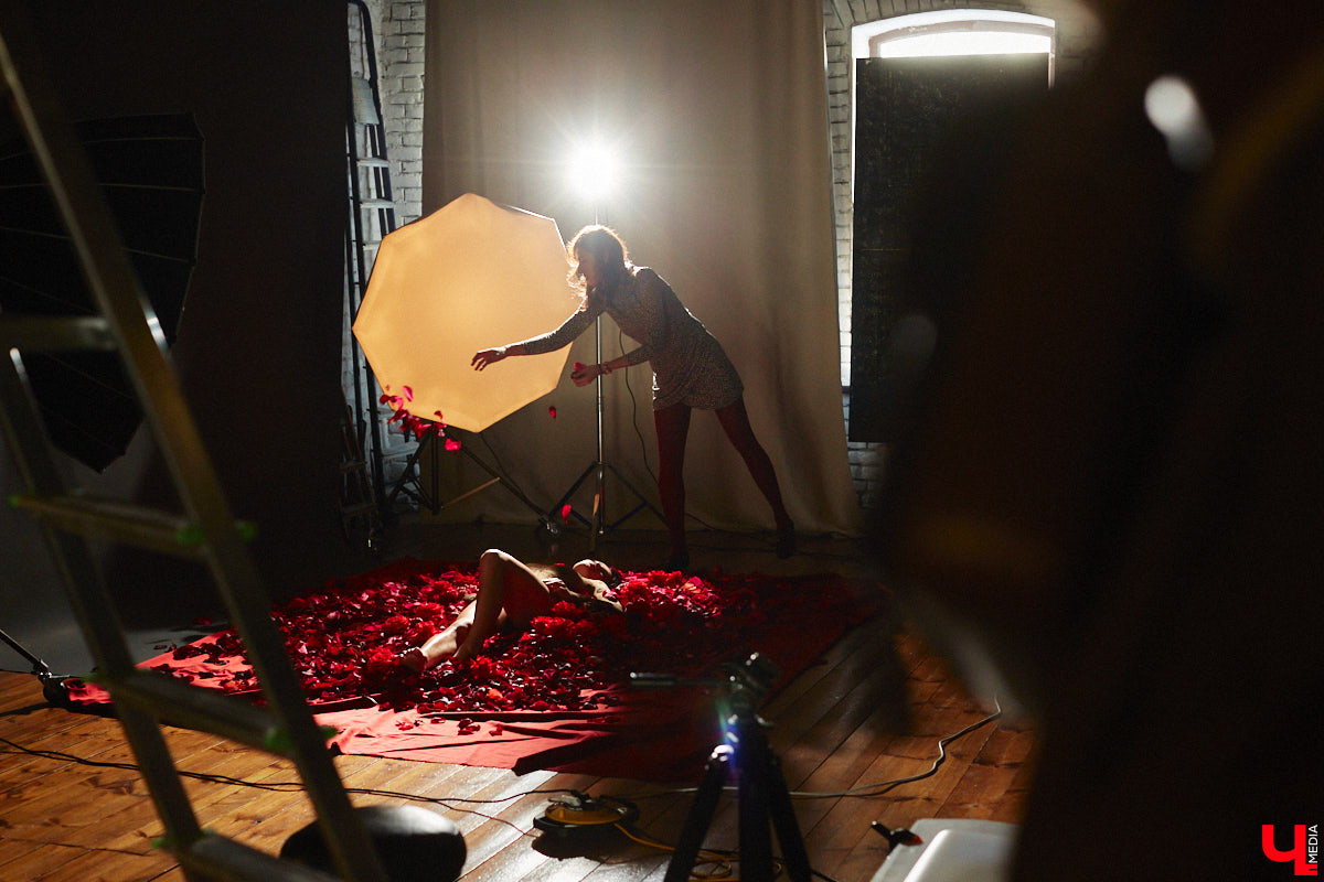 Женщина схожа с цветком: такая же хрупкая, нежная, благоухающая. Эту связь двух прекрасных творений природы решили отразить в новом проекте «Флора центр» и фотограф Анна Морозова. Творческая команда создает уникальный календарь на 2026-й, и за процессом можно следить в течение всего года! Как рождался февральский образ, наблюдал «Ключ-Медиа».