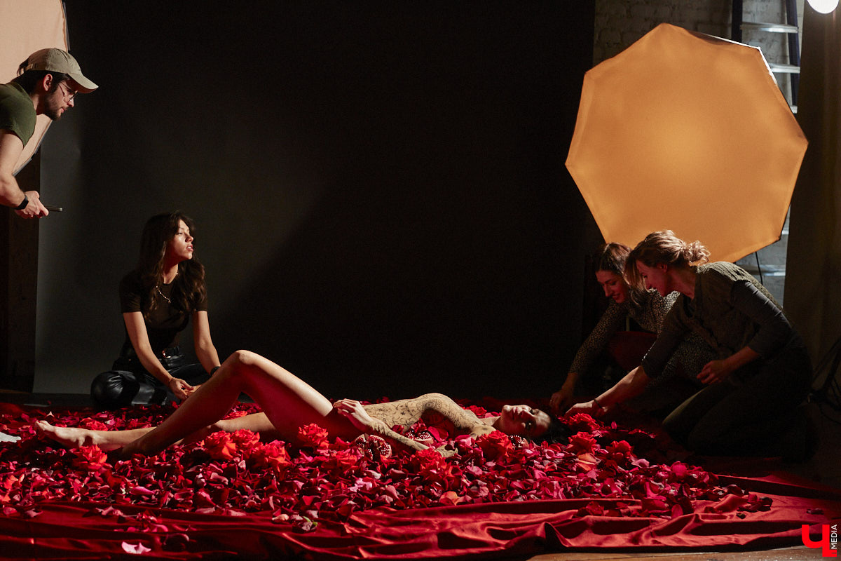 Женщина схожа с цветком: такая же хрупкая, нежная, благоухающая. Эту связь двух прекрасных творений природы решили отразить в новом проекте «Флора центр» и фотограф Анна Морозова. Творческая команда создает уникальный календарь на 2026-й, и за процессом можно следить в течение всего года! Как рождался февральский образ, наблюдал «Ключ-Медиа».