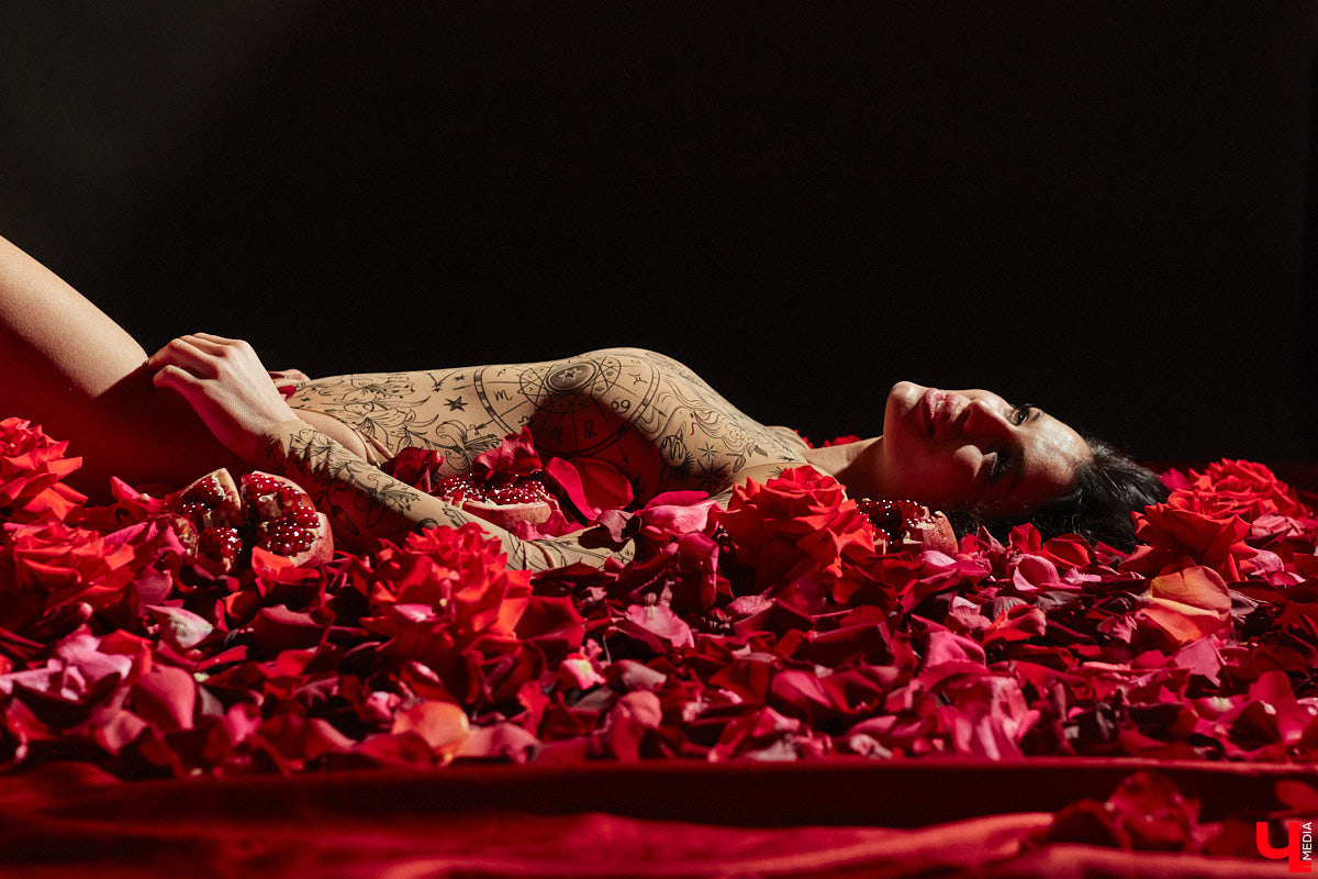 Женщина схожа с цветком: такая же хрупкая, нежная, благоухающая. Эту связь двух прекрасных творений природы решили отразить в новом проекте «Флора центр» и фотограф Анна Морозова. Творческая команда создает уникальный календарь на 2026-й, и за процессом можно следить в течение всего года! Как рождался февральский образ, наблюдал «Ключ-Медиа».