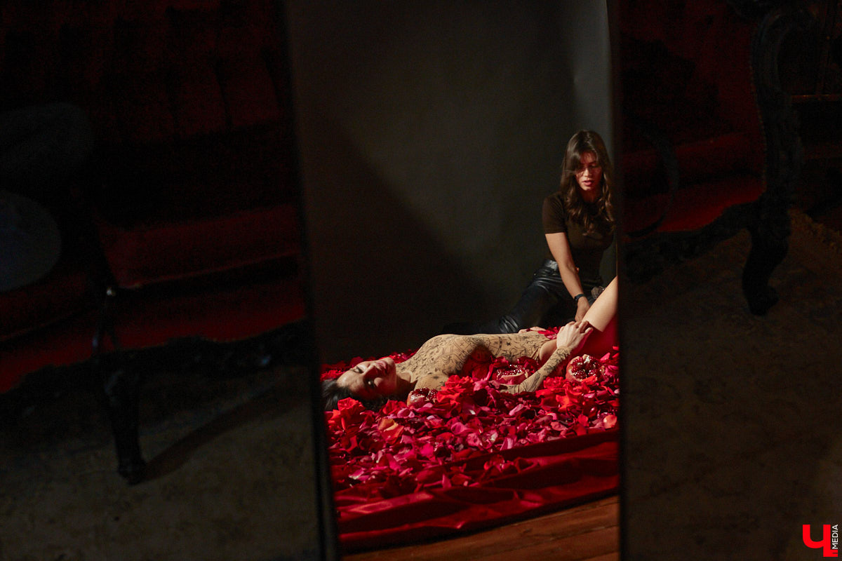 Женщина схожа с цветком: такая же хрупкая, нежная, благоухающая. Эту связь двух прекрасных творений природы решили отразить в новом проекте «Флора центр» и фотограф Анна Морозова. Творческая команда создает уникальный календарь на 2026-й, и за процессом можно следить в течение всего года! Как рождался февральский образ, наблюдал «Ключ-Медиа».