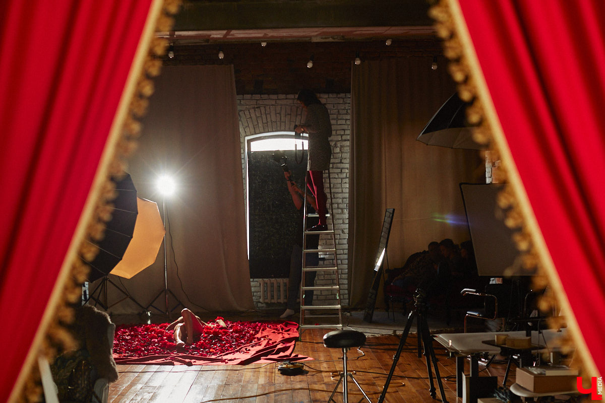 Женщина схожа с цветком: такая же хрупкая, нежная, благоухающая. Эту связь двух прекрасных творений природы решили отразить в новом проекте «Флора центр» и фотограф Анна Морозова. Творческая команда создает уникальный календарь на 2026-й, и за процессом можно следить в течение всего года! Как рождался февральский образ, наблюдал «Ключ-Медиа».