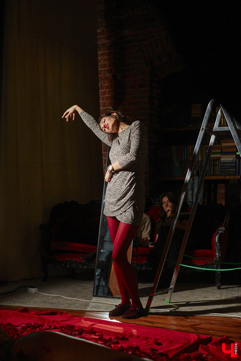 Женщина схожа с цветком: такая же хрупкая, нежная, благоухающая. Эту связь двух прекрасных творений природы решили отразить в новом проекте «Флора центр» и фотограф Анна Морозова. Творческая команда создает уникальный календарь на 2026-й, и за процессом можно следить в течение всего года! Как рождался февральский образ, наблюдал «Ключ-Медиа».