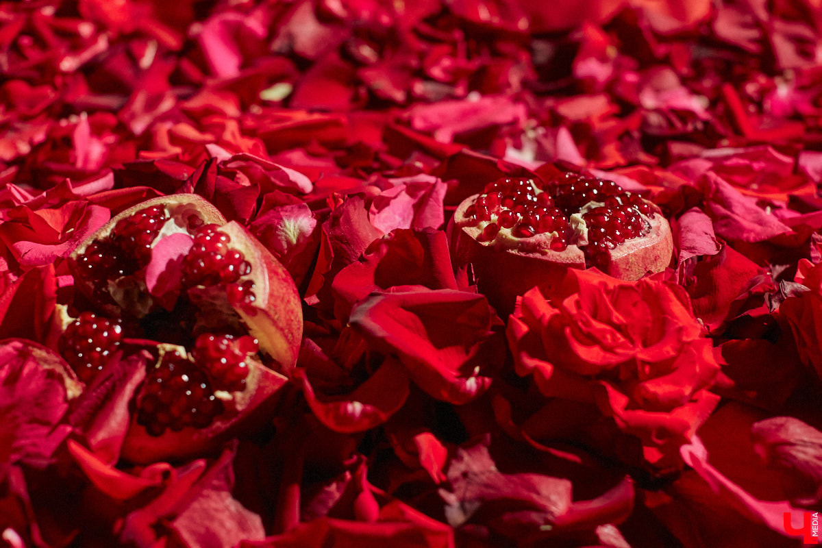 Женщина схожа с цветком: такая же хрупкая, нежная, благоухающая. Эту связь двух прекрасных творений природы решили отразить в новом проекте «Флора центр» и фотограф Анна Морозова. Творческая команда создает уникальный календарь на 2026-й, и за процессом можно следить в течение всего года! Как рождался февральский образ, наблюдал «Ключ-Медиа».