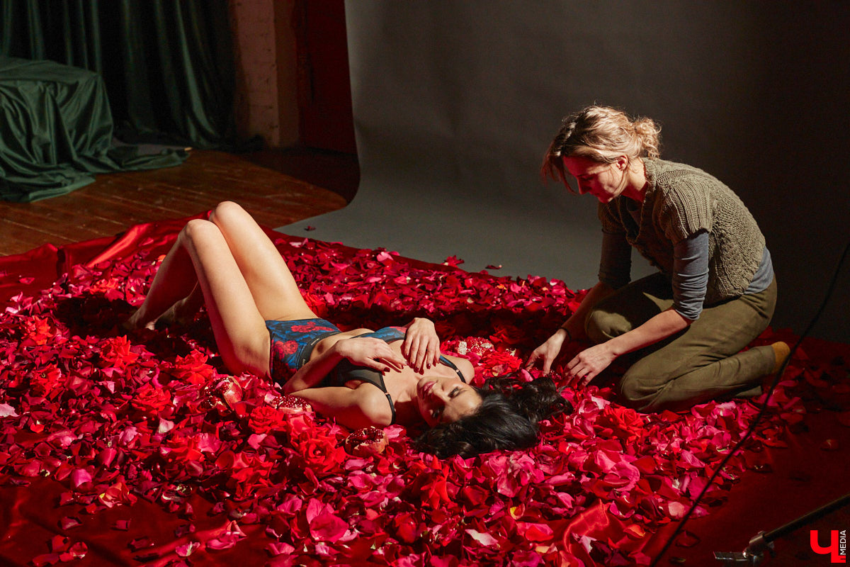 Женщина схожа с цветком: такая же хрупкая, нежная, благоухающая. Эту связь двух прекрасных творений природы решили отразить в новом проекте «Флора центр» и фотограф Анна Морозова. Творческая команда создает уникальный календарь на 2026-й, и за процессом можно следить в течение всего года! Как рождался февральский образ, наблюдал «Ключ-Медиа».