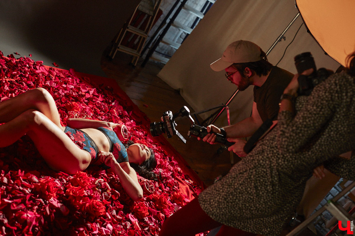 Женщина схожа с цветком: такая же хрупкая, нежная, благоухающая. Эту связь двух прекрасных творений природы решили отразить в новом проекте «Флора центр» и фотограф Анна Морозова. Творческая команда создает уникальный календарь на 2026-й, и за процессом можно следить в течение всего года! Как рождался февральский образ, наблюдал «Ключ-Медиа».