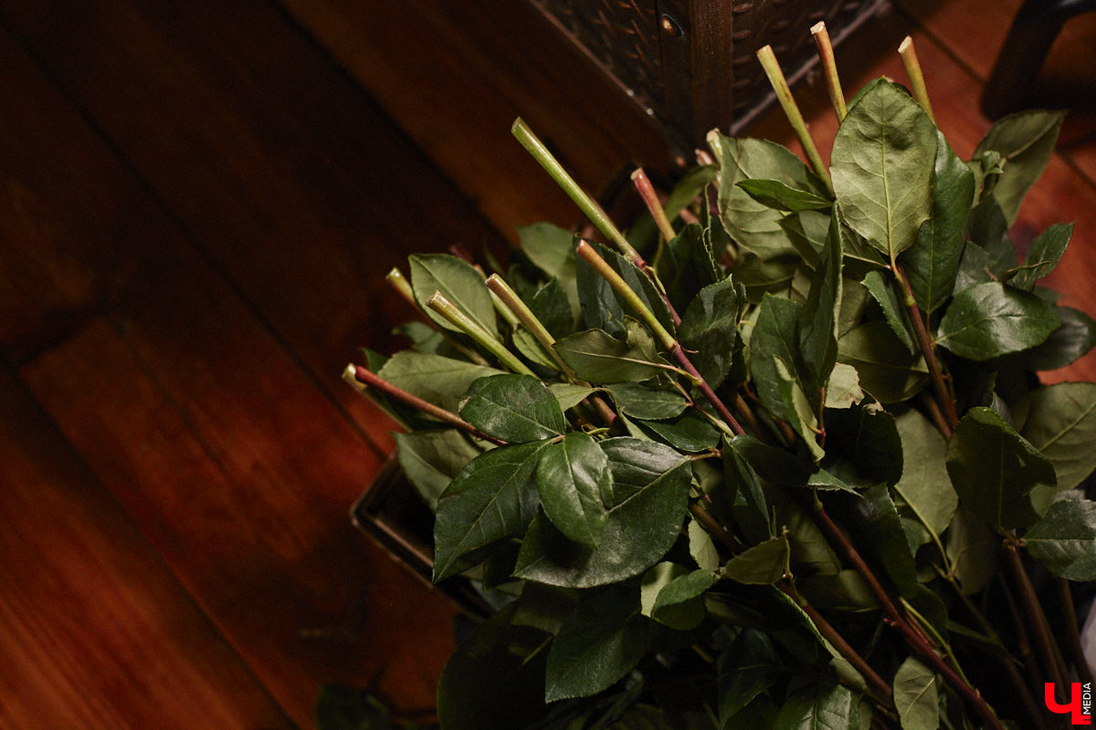 Женщина схожа с цветком: такая же хрупкая, нежная, благоухающая. Эту связь двух прекрасных творений природы решили отразить в новом проекте «Флора центр» и фотограф Анна Морозова. Творческая команда создает уникальный календарь на 2026-й, и за процессом можно следить в течение всего года! Как рождался февральский образ, наблюдал «Ключ-Медиа».