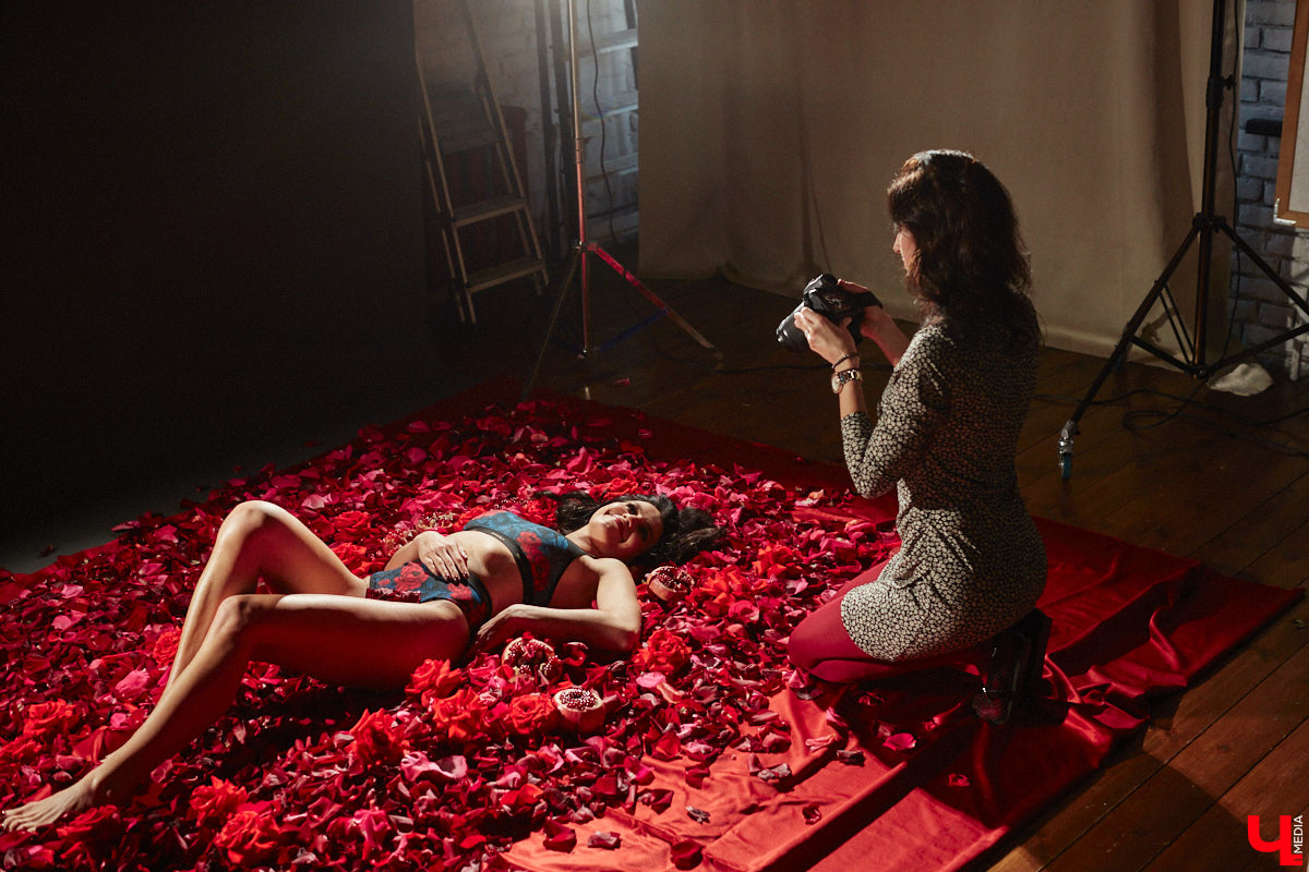 Женщина схожа с цветком: такая же хрупкая, нежная, благоухающая. Эту связь двух прекрасных творений природы решили отразить в новом проекте «Флора центр» и фотограф Анна Морозова. Творческая команда создает уникальный календарь на 2026-й, и за процессом можно следить в течение всего года! Как рождался февральский образ, наблюдал «Ключ-Медиа».