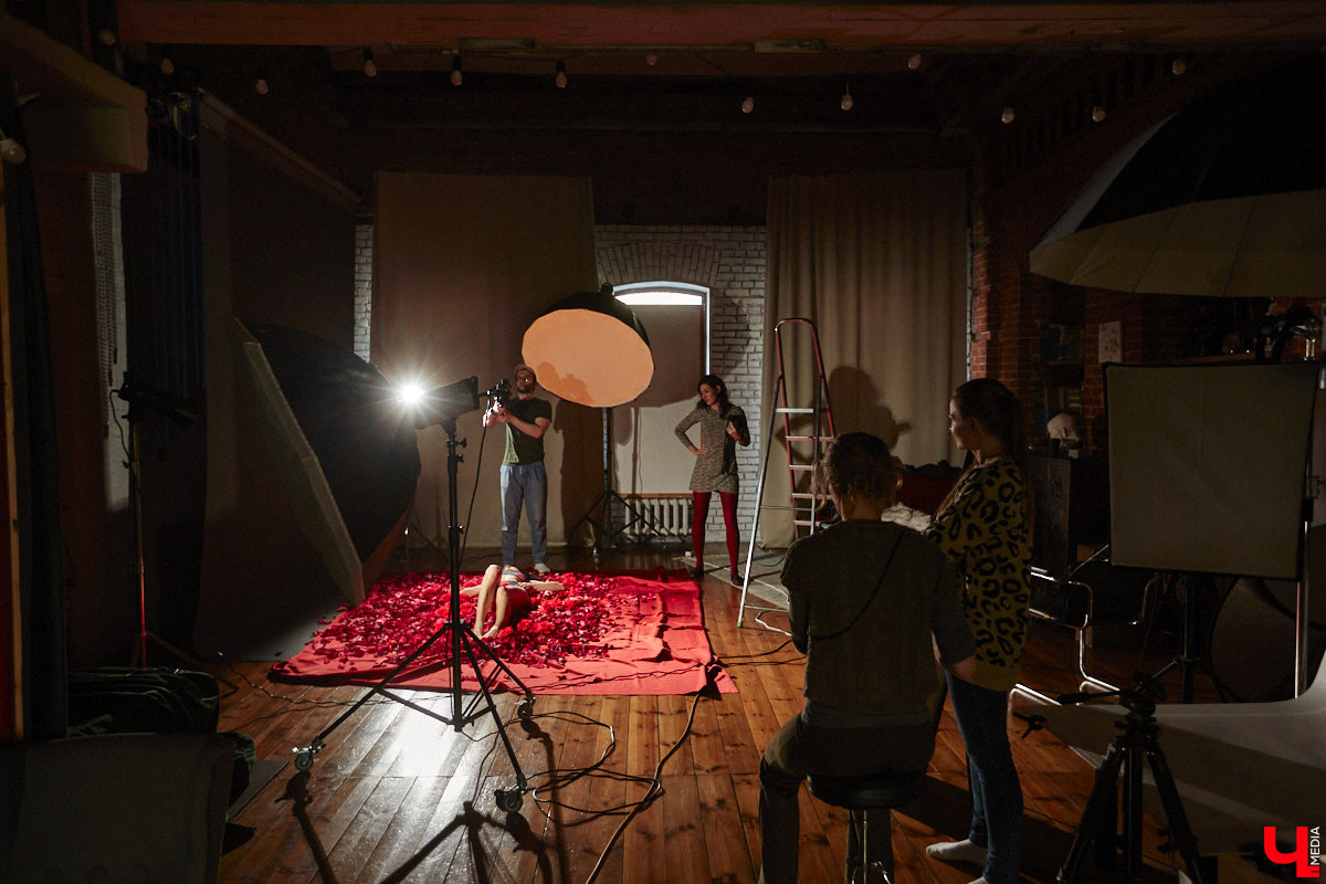 Женщина схожа с цветком: такая же хрупкая, нежная, благоухающая. Эту связь двух прекрасных творений природы решили отразить в новом проекте «Флора центр» и фотограф Анна Морозова. Творческая команда создает уникальный календарь на 2026-й, и за процессом можно следить в течение всего года! Как рождался февральский образ, наблюдал «Ключ-Медиа».