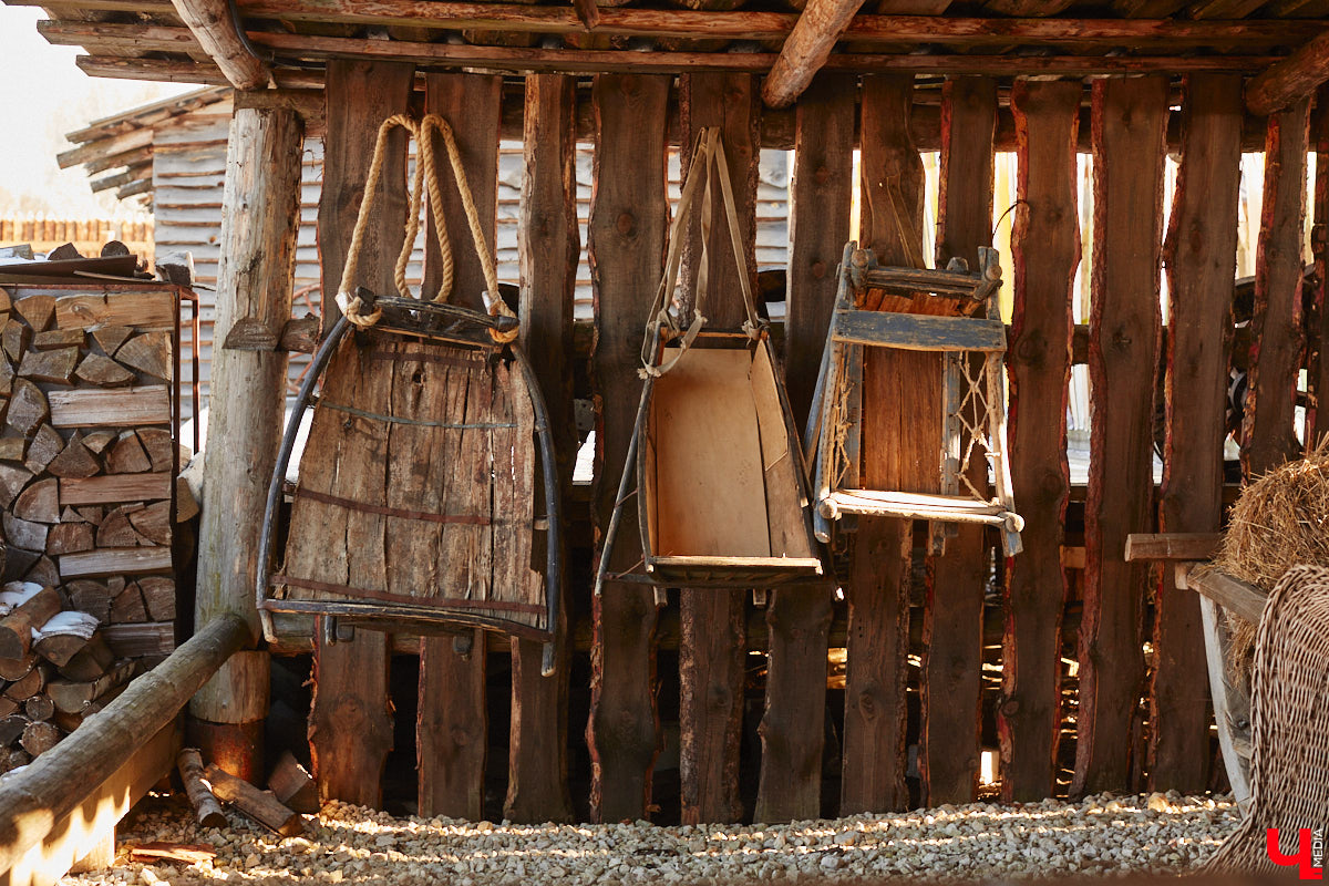 Проводить зиму хочется достойно. Со снежной горки в 2025 году не покататься, но можно хотя бы узнать, с помощью чего это делали наши предки. В Суздале свое собрание старинных санок представил коллекционер Александр Печенкин. Каких только экспонатов там нет: от масленичных с резьбой и росписью до замысловатых хозяйственно-бытовых. Одним словом, лепота!