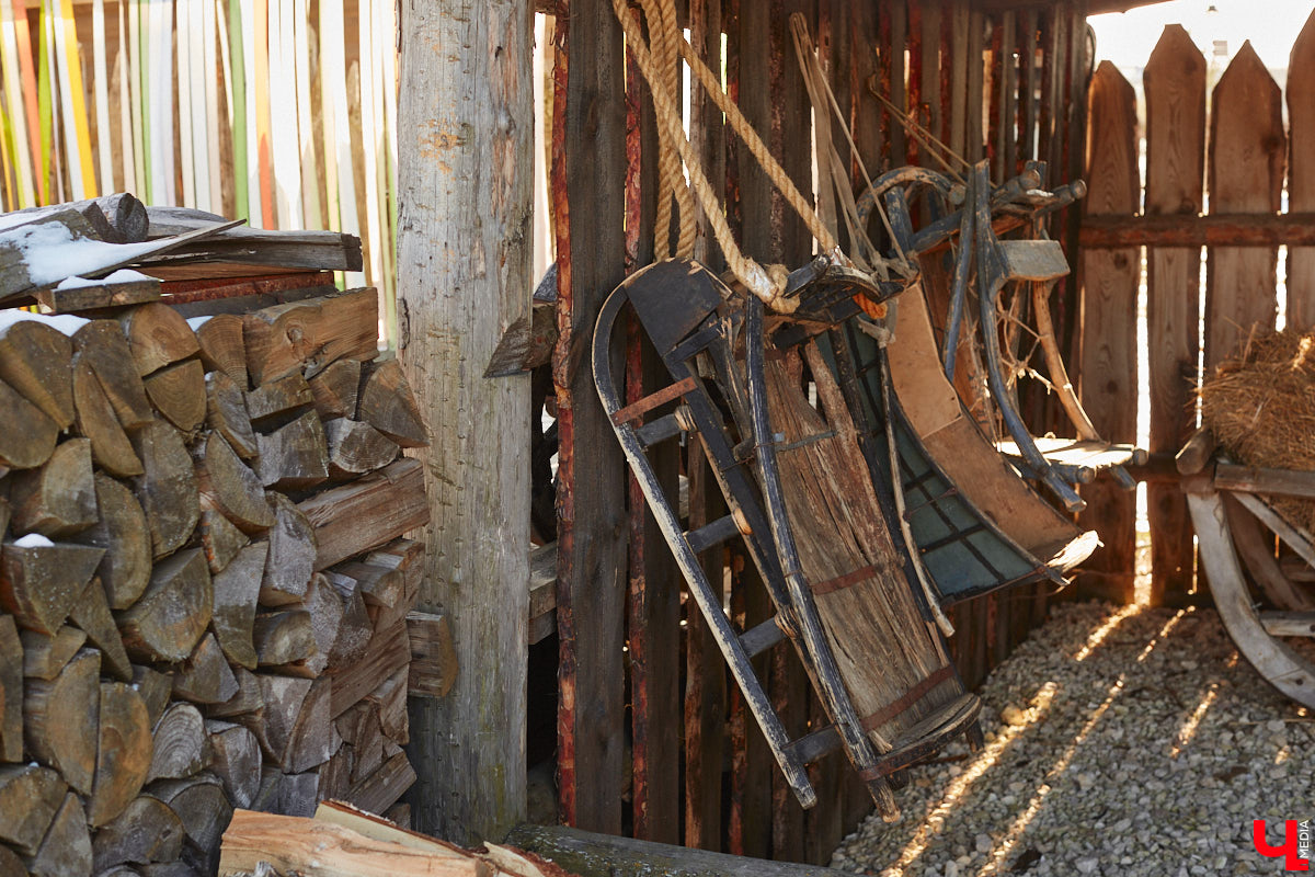 Проводить зиму хочется достойно. Со снежной горки в 2025 году не покататься, но можно хотя бы узнать, с помощью чего это делали наши предки. В Суздале свое собрание старинных санок представил коллекционер Александр Печенкин. Каких только экспонатов там нет: от масленичных с резьбой и росписью до замысловатых хозяйственно-бытовых. Одним словом, лепота!