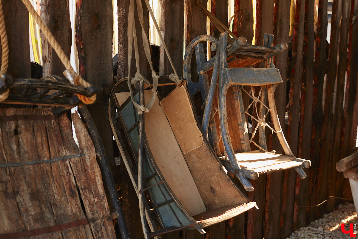 Проводить зиму хочется достойно. Со снежной горки в 2025 году не покататься, но можно хотя бы узнать, с помощью чего это делали наши предки. В Суздале свое собрание старинных санок представил коллекционер Александр Печенкин. Каких только экспонатов там нет: от масленичных с резьбой и росписью до замысловатых хозяйственно-бытовых. Одним словом, лепота!