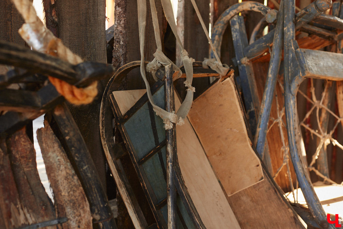 Проводить зиму хочется достойно. Со снежной горки в 2025 году не покататься, но можно хотя бы узнать, с помощью чего это делали наши предки. В Суздале свое собрание старинных санок представил коллекционер Александр Печенкин. Каких только экспонатов там нет: от масленичных с резьбой и росписью до замысловатых хозяйственно-бытовых. Одним словом, лепота!