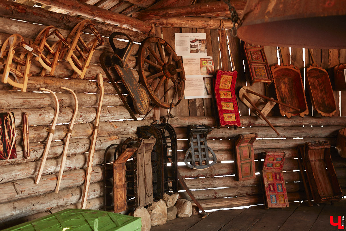 Проводить зиму хочется достойно. Со снежной горки в 2025 году не покататься, но можно хотя бы узнать, с помощью чего это делали наши предки. В Суздале свое собрание старинных санок представил коллекционер Александр Печенкин. Каких только экспонатов там нет: от масленичных с резьбой и росписью до замысловатых хозяйственно-бытовых. Одним словом, лепота!