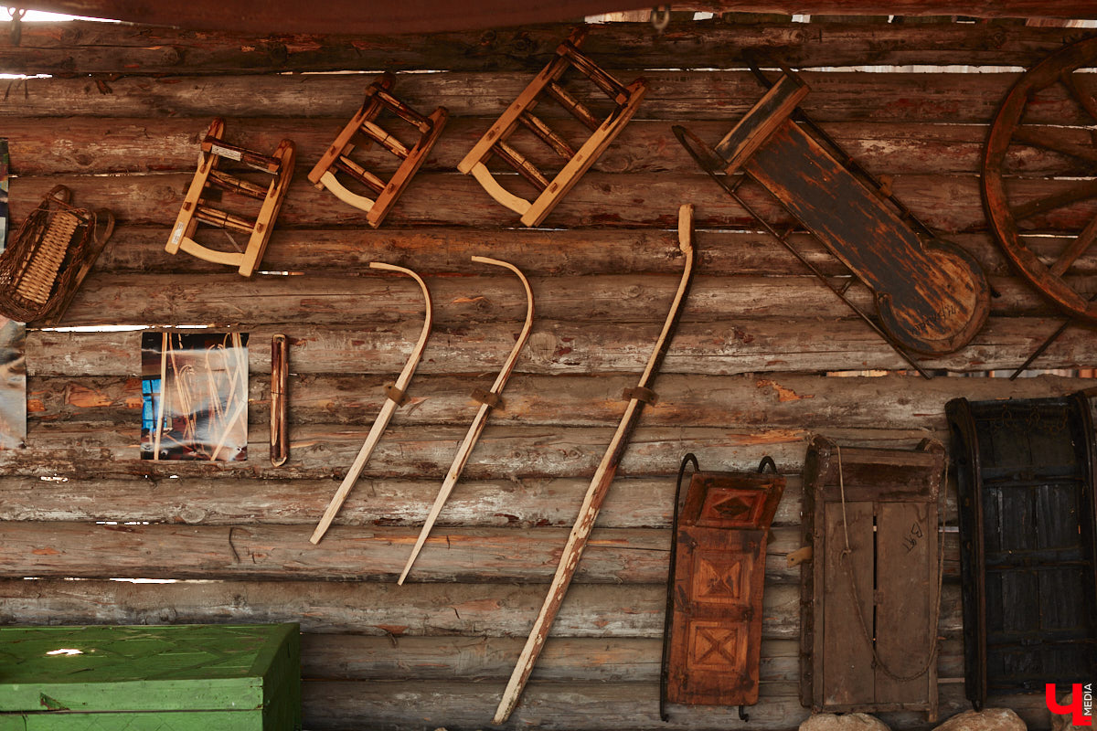 Проводить зиму хочется достойно. Со снежной горки в 2025 году не покататься, но можно хотя бы узнать, с помощью чего это делали наши предки. В Суздале свое собрание старинных санок представил коллекционер Александр Печенкин. Каких только экспонатов там нет: от масленичных с резьбой и росписью до замысловатых хозяйственно-бытовых. Одним словом, лепота!