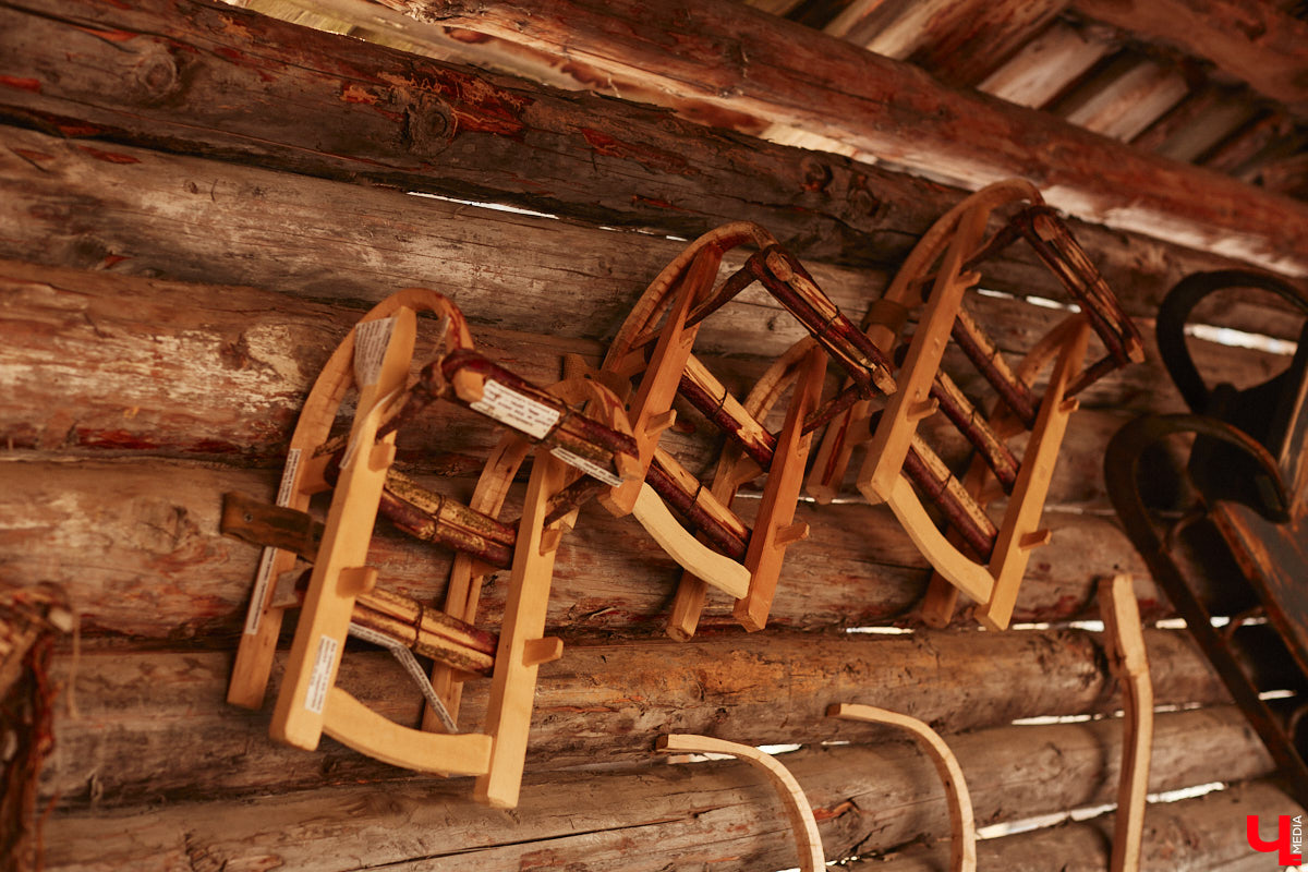 Проводить зиму хочется достойно. Со снежной горки в 2025 году не покататься, но можно хотя бы узнать, с помощью чего это делали наши предки. В Суздале свое собрание старинных санок представил коллекционер Александр Печенкин. Каких только экспонатов там нет: от масленичных с резьбой и росписью до замысловатых хозяйственно-бытовых. Одним словом, лепота!