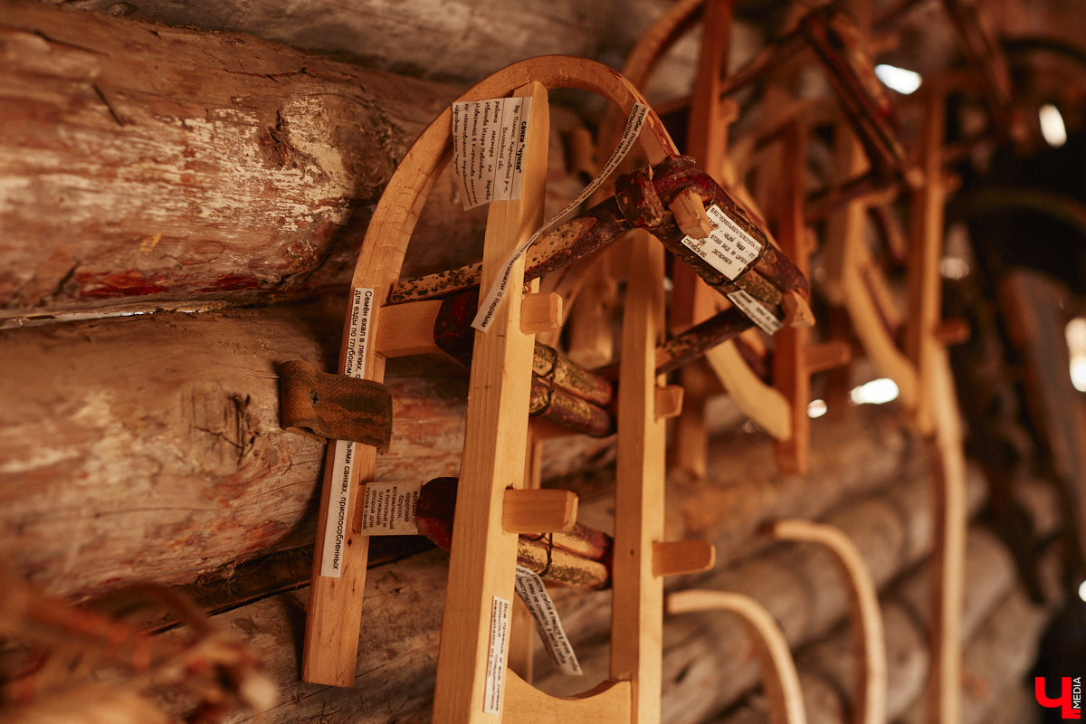 Проводить зиму хочется достойно. Со снежной горки в 2025 году не покататься, но можно хотя бы узнать, с помощью чего это делали наши предки. В Суздале свое собрание старинных санок представил коллекционер Александр Печенкин. Каких только экспонатов там нет: от масленичных с резьбой и росписью до замысловатых хозяйственно-бытовых. Одним словом, лепота!