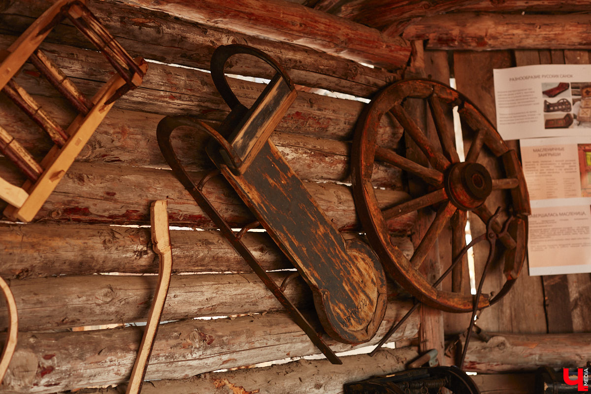 Проводить зиму хочется достойно. Со снежной горки в 2025 году не покататься, но можно хотя бы узнать, с помощью чего это делали наши предки. В Суздале свое собрание старинных санок представил коллекционер Александр Печенкин. Каких только экспонатов там нет: от масленичных с резьбой и росписью до замысловатых хозяйственно-бытовых. Одним словом, лепота!