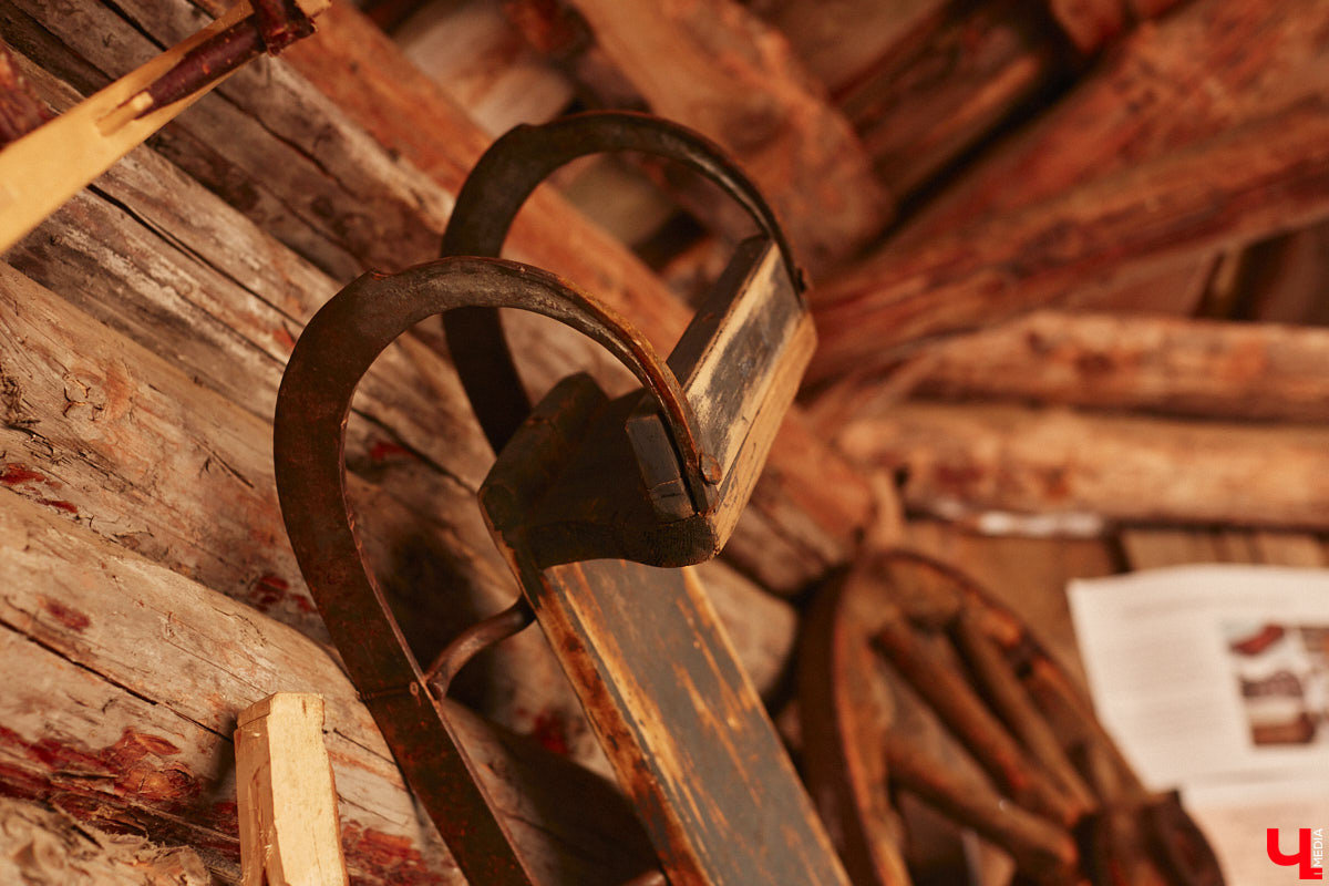 Проводить зиму хочется достойно. Со снежной горки в 2025 году не покататься, но можно хотя бы узнать, с помощью чего это делали наши предки. В Суздале свое собрание старинных санок представил коллекционер Александр Печенкин. Каких только экспонатов там нет: от масленичных с резьбой и росписью до замысловатых хозяйственно-бытовых. Одним словом, лепота!