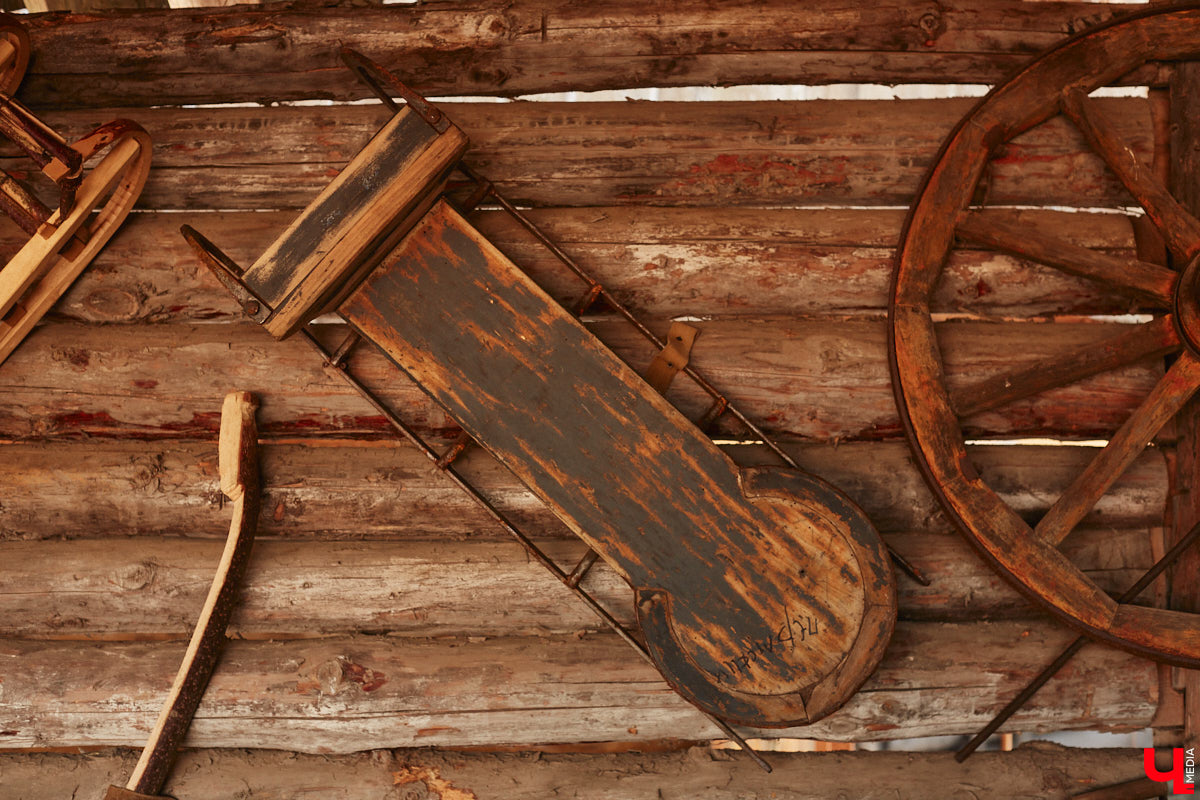 Проводить зиму хочется достойно. Со снежной горки в 2025 году не покататься, но можно хотя бы узнать, с помощью чего это делали наши предки. В Суздале свое собрание старинных санок представил коллекционер Александр Печенкин. Каких только экспонатов там нет: от масленичных с резьбой и росписью до замысловатых хозяйственно-бытовых. Одним словом, лепота!