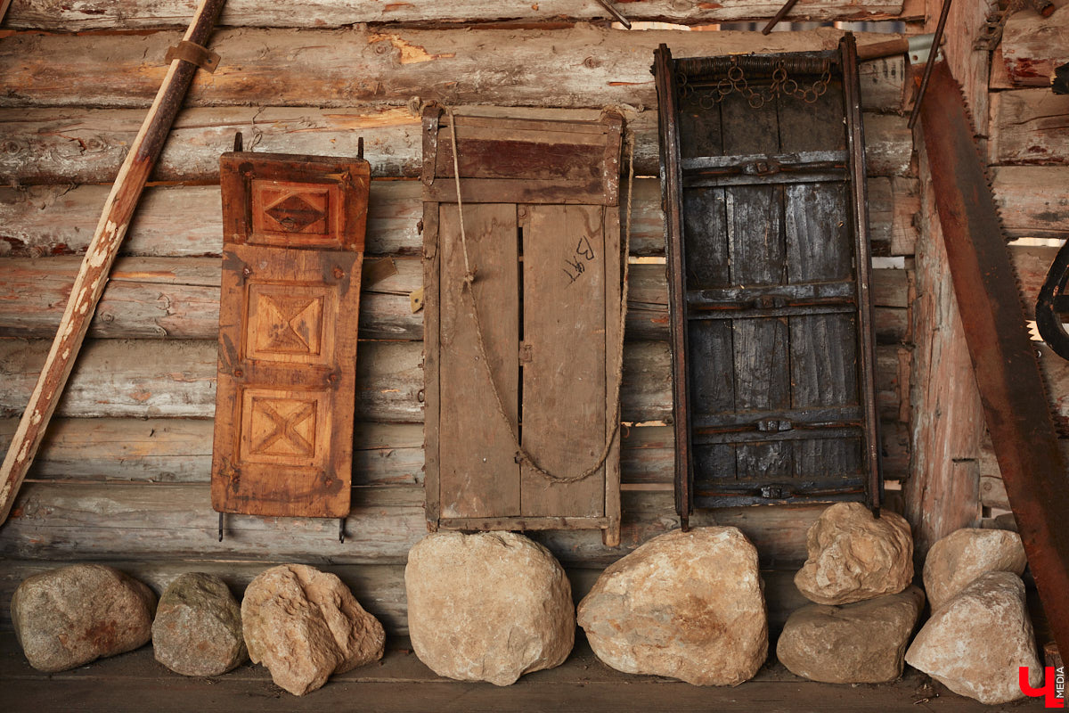 Проводить зиму хочется достойно. Со снежной горки в 2025 году не покататься, но можно хотя бы узнать, с помощью чего это делали наши предки. В Суздале свое собрание старинных санок представил коллекционер Александр Печенкин. Каких только экспонатов там нет: от масленичных с резьбой и росписью до замысловатых хозяйственно-бытовых. Одним словом, лепота!