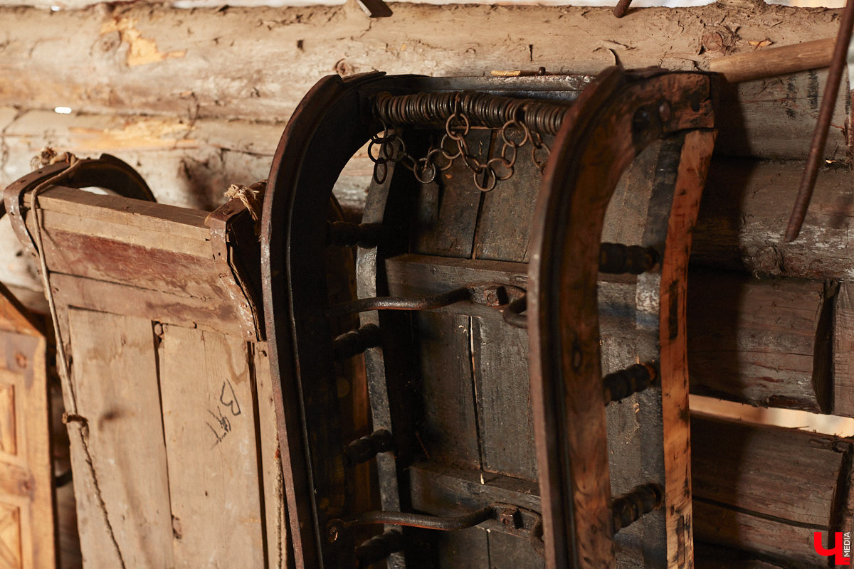 Проводить зиму хочется достойно. Со снежной горки в 2025 году не покататься, но можно хотя бы узнать, с помощью чего это делали наши предки. В Суздале свое собрание старинных санок представил коллекционер Александр Печенкин. Каких только экспонатов там нет: от масленичных с резьбой и росписью до замысловатых хозяйственно-бытовых. Одним словом, лепота!