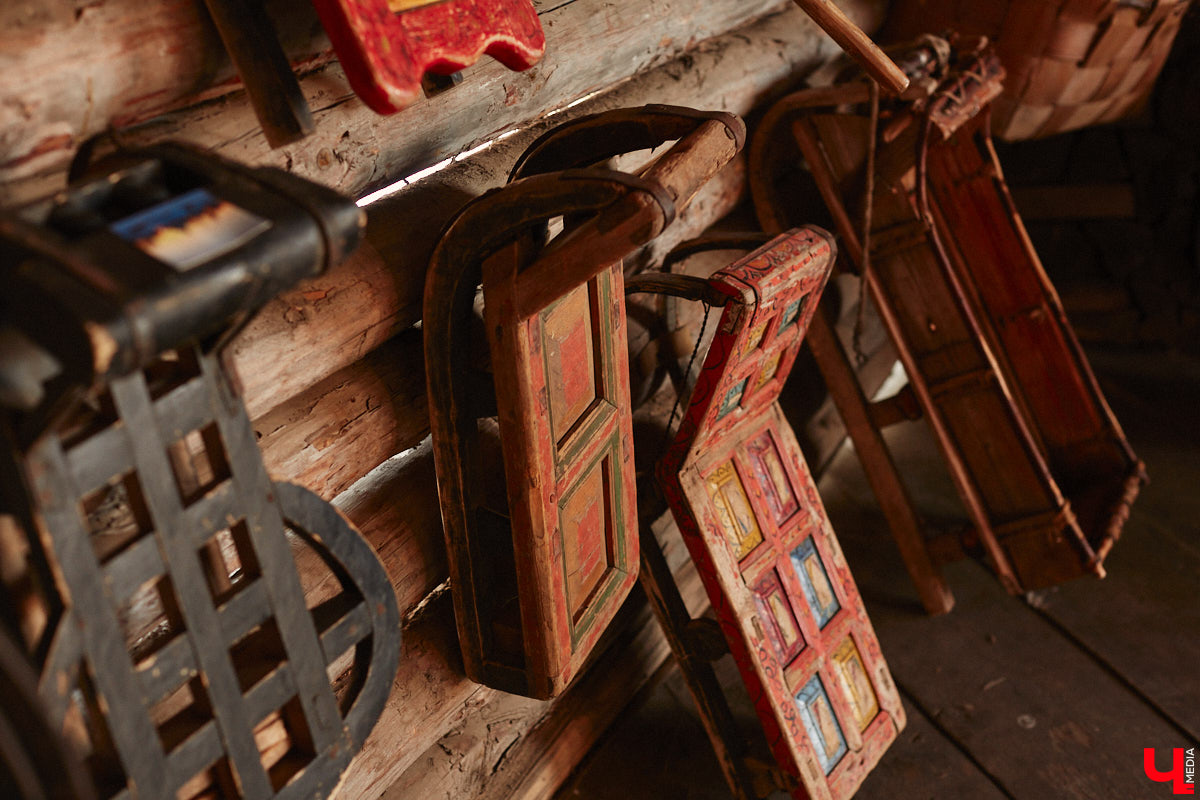 Проводить зиму хочется достойно. Со снежной горки в 2025 году не покататься, но можно хотя бы узнать, с помощью чего это делали наши предки. В Суздале свое собрание старинных санок представил коллекционер Александр Печенкин. Каких только экспонатов там нет: от масленичных с резьбой и росписью до замысловатых хозяйственно-бытовых. Одним словом, лепота!