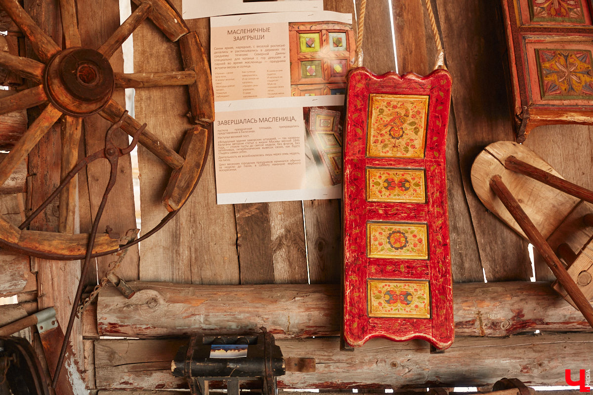 Проводить зиму хочется достойно. Со снежной горки в 2025 году не покататься, но можно хотя бы узнать, с помощью чего это делали наши предки. В Суздале свое собрание старинных санок представил коллекционер Александр Печенкин. Каких только экспонатов там нет: от масленичных с резьбой и росписью до замысловатых хозяйственно-бытовых. Одним словом, лепота!