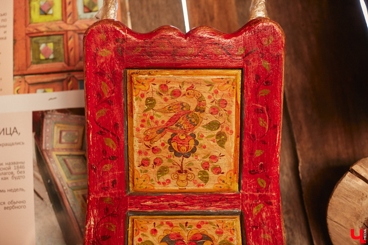 Проводить зиму хочется достойно. Со снежной горки в 2025 году не покататься, но можно хотя бы узнать, с помощью чего это делали наши предки. В Суздале свое собрание старинных санок представил коллекционер Александр Печенкин. Каких только экспонатов там нет: от масленичных с резьбой и росписью до замысловатых хозяйственно-бытовых. Одним словом, лепота!