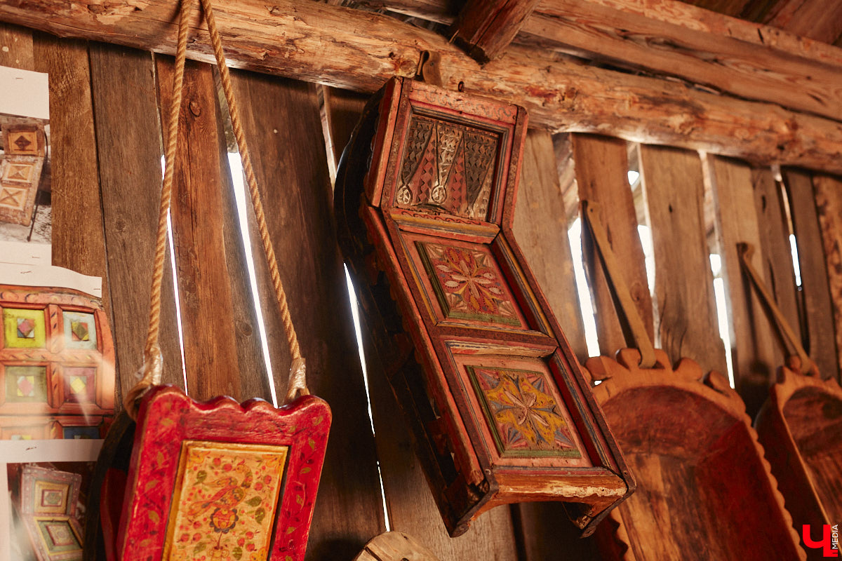 Проводить зиму хочется достойно. Со снежной горки в 2025 году не покататься, но можно хотя бы узнать, с помощью чего это делали наши предки. В Суздале свое собрание старинных санок представил коллекционер Александр Печенкин. Каких только экспонатов там нет: от масленичных с резьбой и росписью до замысловатых хозяйственно-бытовых. Одним словом, лепота!