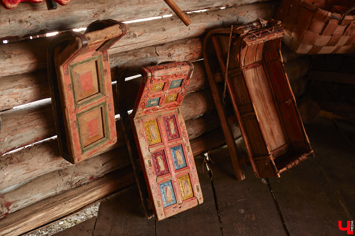 Проводить зиму хочется достойно. Со снежной горки в 2025 году не покататься, но можно хотя бы узнать, с помощью чего это делали наши предки. В Суздале свое собрание старинных санок представил коллекционер Александр Печенкин. Каких только экспонатов там нет: от масленичных с резьбой и росписью до замысловатых хозяйственно-бытовых. Одним словом, лепота!