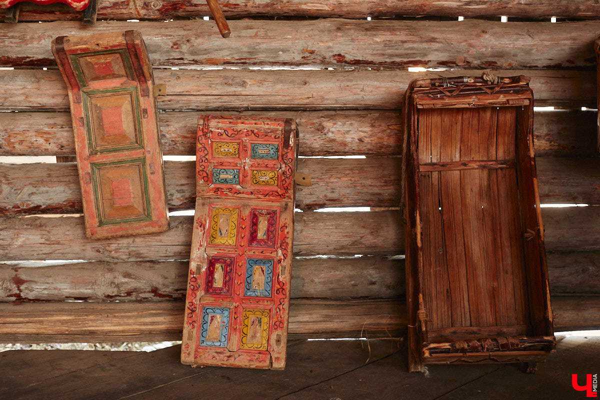 Проводить зиму хочется достойно. Со снежной горки в 2025 году не покататься, но можно хотя бы узнать, с помощью чего это делали наши предки. В Суздале свое собрание старинных санок представил коллекционер Александр Печенкин. Каких только экспонатов там нет: от масленичных с резьбой и росписью до замысловатых хозяйственно-бытовых. Одним словом, лепота!