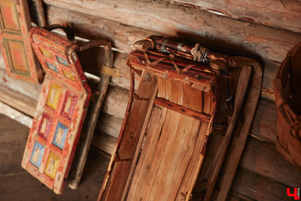 Проводить зиму хочется достойно. Со снежной горки в 2025 году не покататься, но можно хотя бы узнать, с помощью чего это делали наши предки. В Суздале свое собрание старинных санок представил коллекционер Александр Печенкин. Каких только экспонатов там нет: от масленичных с резьбой и росписью до замысловатых хозяйственно-бытовых. Одним словом, лепота!