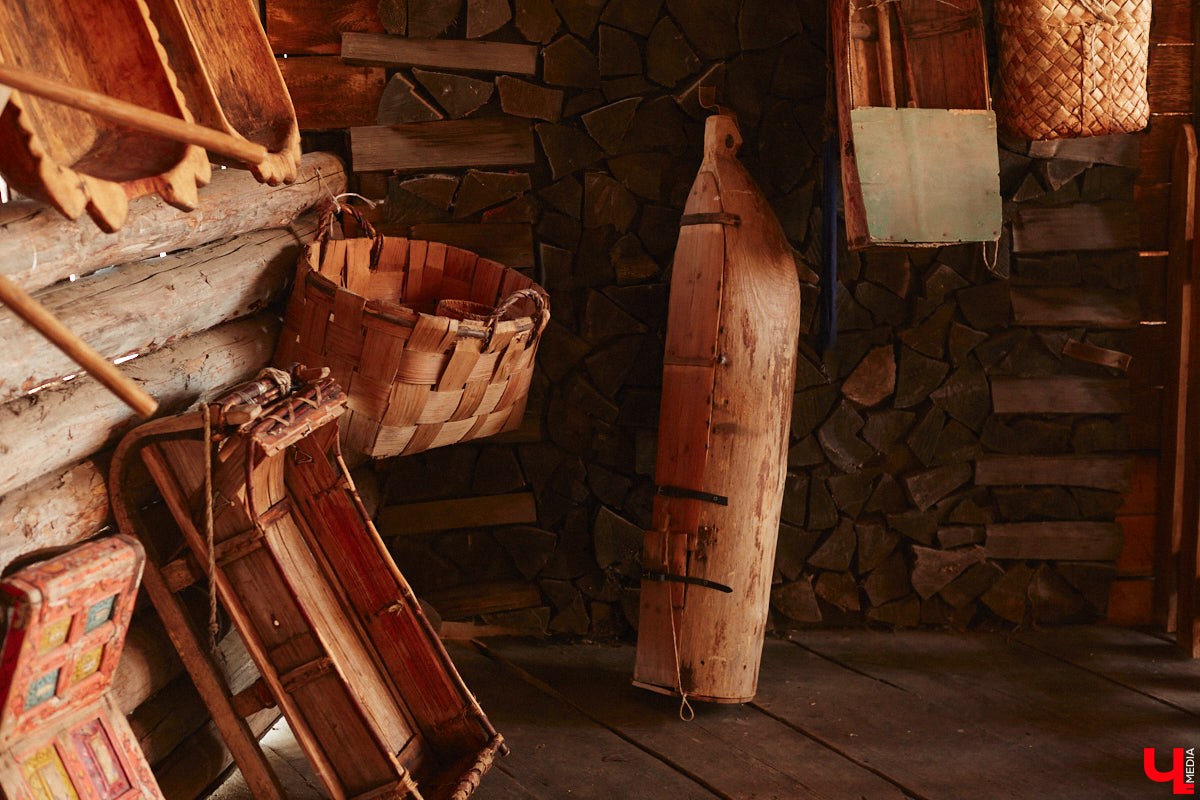 Проводить зиму хочется достойно. Со снежной горки в 2025 году не покататься, но можно хотя бы узнать, с помощью чего это делали наши предки. В Суздале свое собрание старинных санок представил коллекционер Александр Печенкин. Каких только экспонатов там нет: от масленичных с резьбой и росписью до замысловатых хозяйственно-бытовых. Одним словом, лепота!