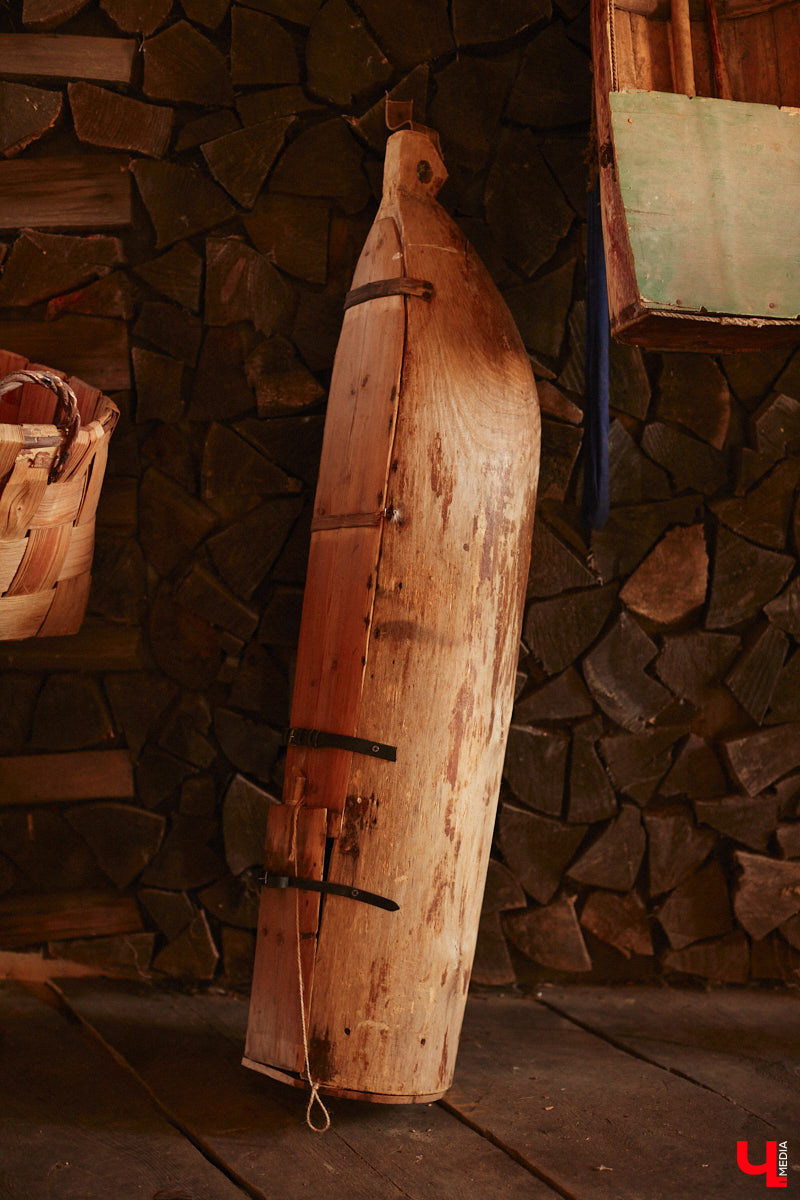 Проводить зиму хочется достойно. Со снежной горки в 2025 году не покататься, но можно хотя бы узнать, с помощью чего это делали наши предки. В Суздале свое собрание старинных санок представил коллекционер Александр Печенкин. Каких только экспонатов там нет: от масленичных с резьбой и росписью до замысловатых хозяйственно-бытовых. Одним словом, лепота!