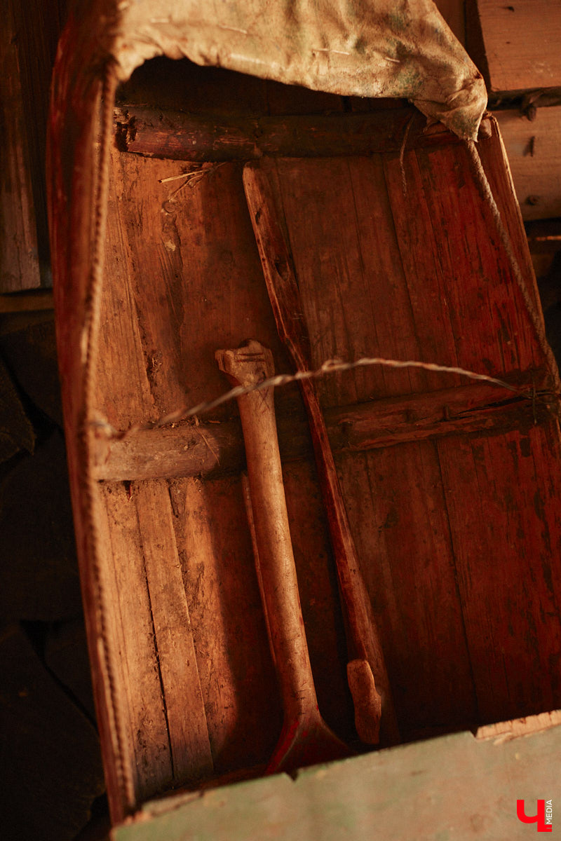 Проводить зиму хочется достойно. Со снежной горки в 2025 году не покататься, но можно хотя бы узнать, с помощью чего это делали наши предки. В Суздале свое собрание старинных санок представил коллекционер Александр Печенкин. Каких только экспонатов там нет: от масленичных с резьбой и росписью до замысловатых хозяйственно-бытовых. Одним словом, лепота!