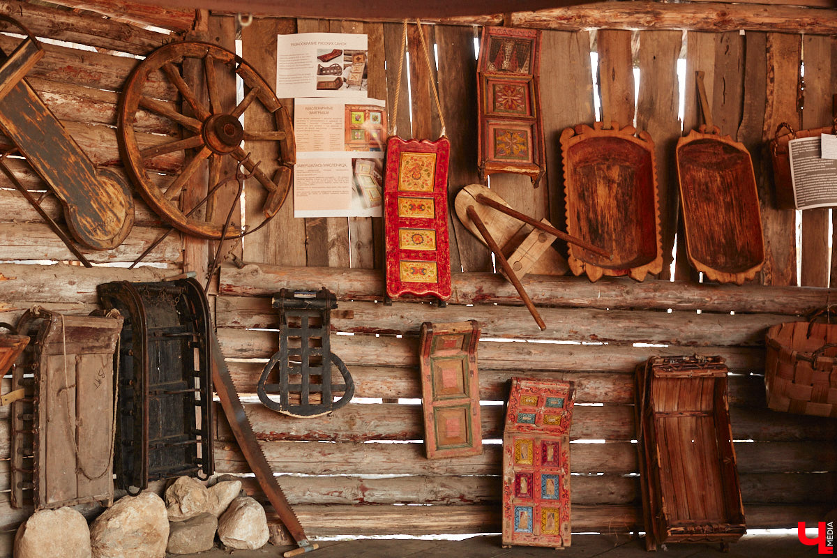 Проводить зиму хочется достойно. Со снежной горки в 2025 году не покататься, но можно хотя бы узнать, с помощью чего это делали наши предки. В Суздале свое собрание старинных санок представил коллекционер Александр Печенкин. Каких только экспонатов там нет: от масленичных с резьбой и росписью до замысловатых хозяйственно-бытовых. Одним словом, лепота!