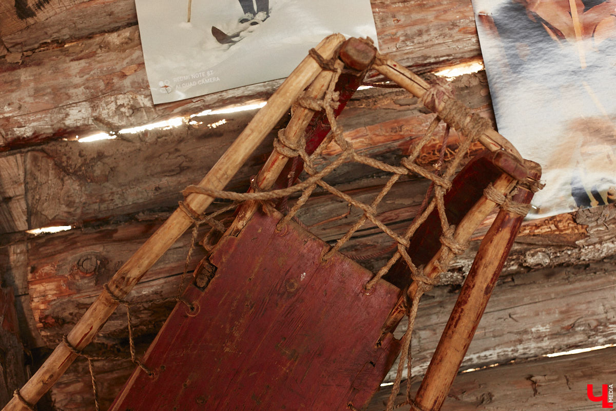 Проводить зиму хочется достойно. Со снежной горки в 2025 году не покататься, но можно хотя бы узнать, с помощью чего это делали наши предки. В Суздале свое собрание старинных санок представил коллекционер Александр Печенкин. Каких только экспонатов там нет: от масленичных с резьбой и росписью до замысловатых хозяйственно-бытовых. Одним словом, лепота!