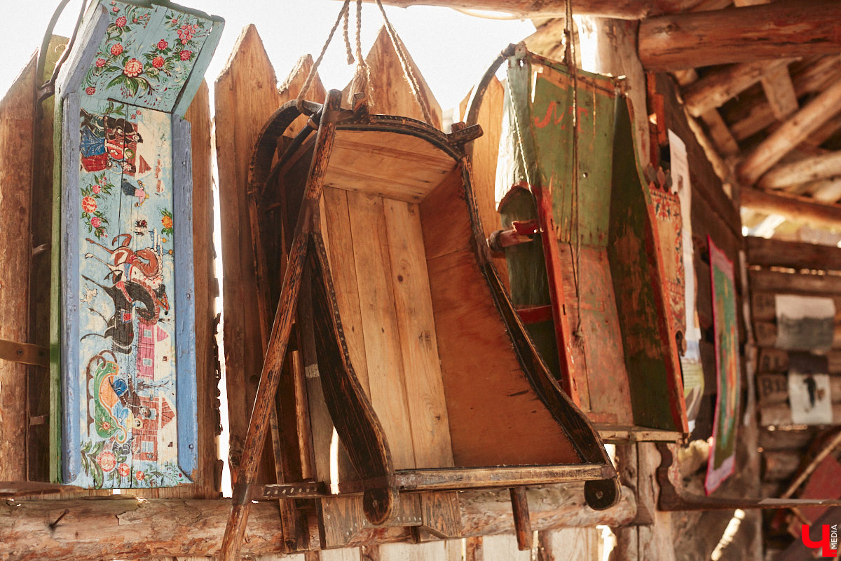 Проводить зиму хочется достойно. Со снежной горки в 2025 году не покататься, но можно хотя бы узнать, с помощью чего это делали наши предки. В Суздале свое собрание старинных санок представил коллекционер Александр Печенкин. Каких только экспонатов там нет: от масленичных с резьбой и росписью до замысловатых хозяйственно-бытовых. Одним словом, лепота!