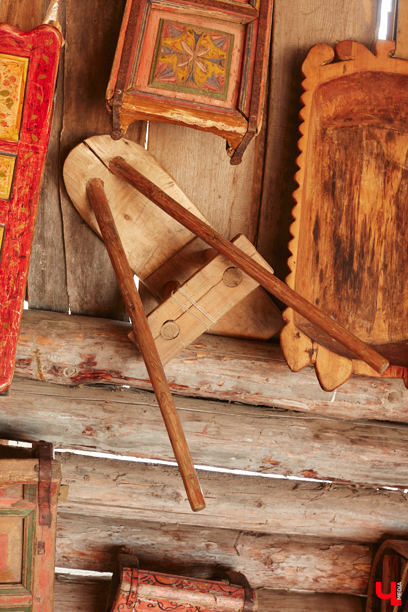 Проводить зиму хочется достойно. Со снежной горки в 2025 году не покататься, но можно хотя бы узнать, с помощью чего это делали наши предки. В Суздале свое собрание старинных санок представил коллекционер Александр Печенкин. Каких только экспонатов там нет: от масленичных с резьбой и росписью до замысловатых хозяйственно-бытовых. Одним словом, лепота!