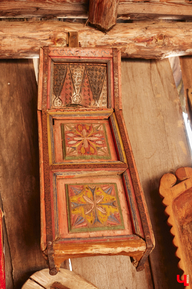 Проводить зиму хочется достойно. Со снежной горки в 2025 году не покататься, но можно хотя бы узнать, с помощью чего это делали наши предки. В Суздале свое собрание старинных санок представил коллекционер Александр Печенкин. Каких только экспонатов там нет: от масленичных с резьбой и росписью до замысловатых хозяйственно-бытовых. Одним словом, лепота!