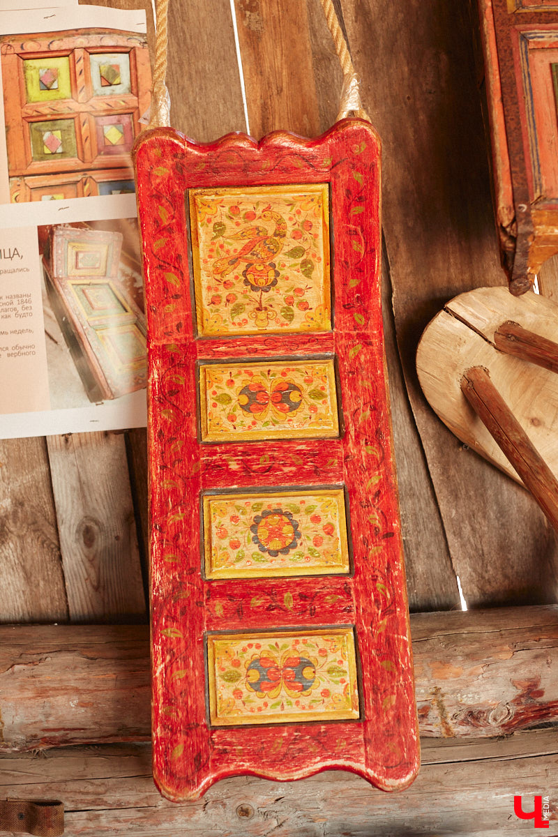 Проводить зиму хочется достойно. Со снежной горки в 2025 году не покататься, но можно хотя бы узнать, с помощью чего это делали наши предки. В Суздале свое собрание старинных санок представил коллекционер Александр Печенкин. Каких только экспонатов там нет: от масленичных с резьбой и росписью до замысловатых хозяйственно-бытовых. Одним словом, лепота!