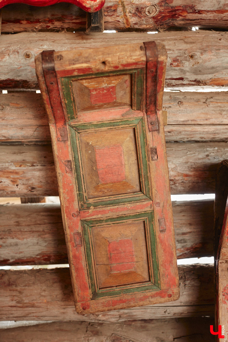 Проводить зиму хочется достойно. Со снежной горки в 2025 году не покататься, но можно хотя бы узнать, с помощью чего это делали наши предки. В Суздале свое собрание старинных санок представил коллекционер Александр Печенкин. Каких только экспонатов там нет: от масленичных с резьбой и росписью до замысловатых хозяйственно-бытовых. Одним словом, лепота!