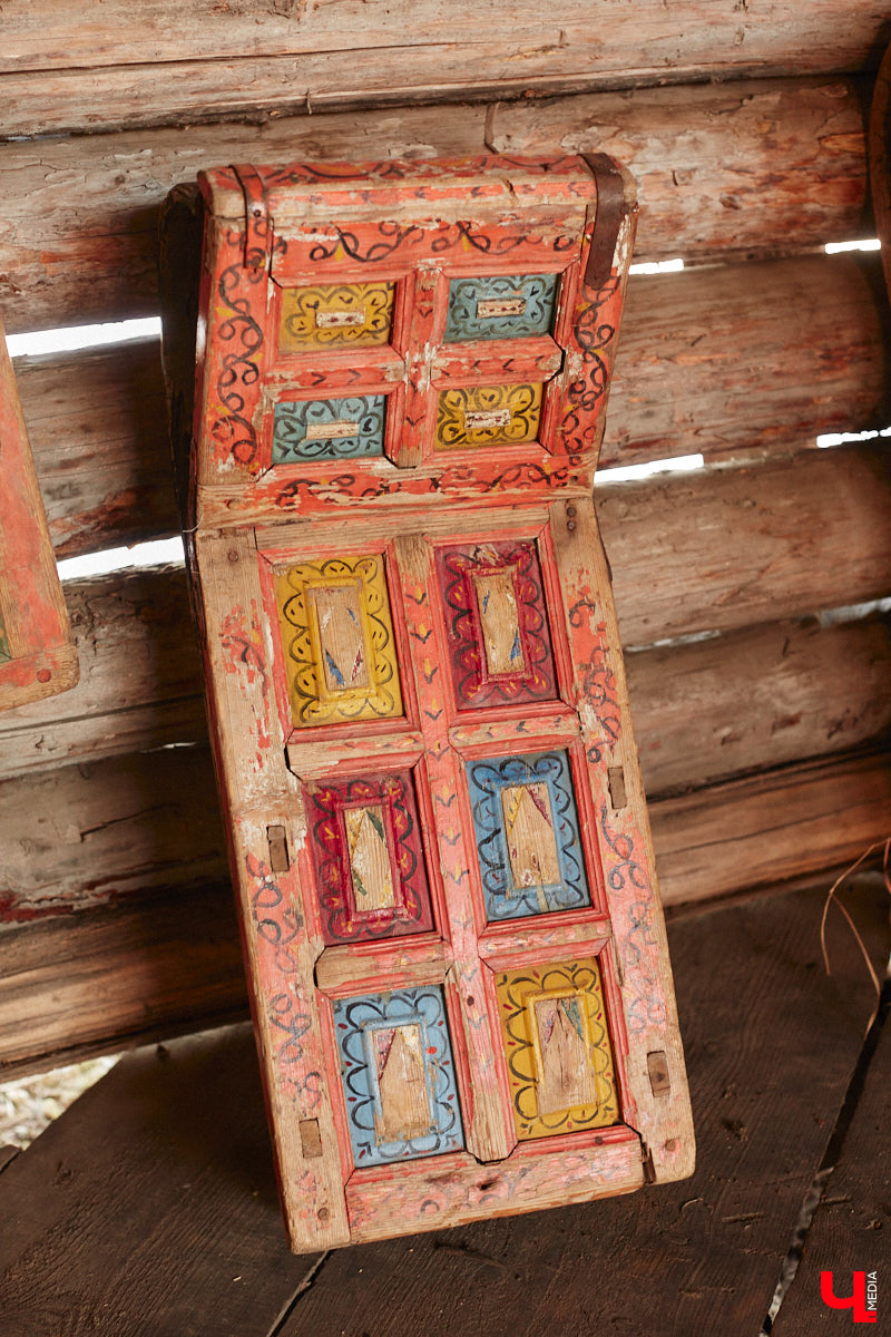 Проводить зиму хочется достойно. Со снежной горки в 2025 году не покататься, но можно хотя бы узнать, с помощью чего это делали наши предки. В Суздале свое собрание старинных санок представил коллекционер Александр Печенкин. Каких только экспонатов там нет: от масленичных с резьбой и росписью до замысловатых хозяйственно-бытовых. Одним словом, лепота!