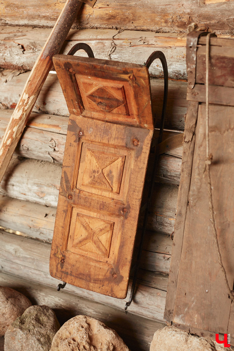 Проводить зиму хочется достойно. Со снежной горки в 2025 году не покататься, но можно хотя бы узнать, с помощью чего это делали наши предки. В Суздале свое собрание старинных санок представил коллекционер Александр Печенкин. Каких только экспонатов там нет: от масленичных с резьбой и росписью до замысловатых хозяйственно-бытовых. Одним словом, лепота!