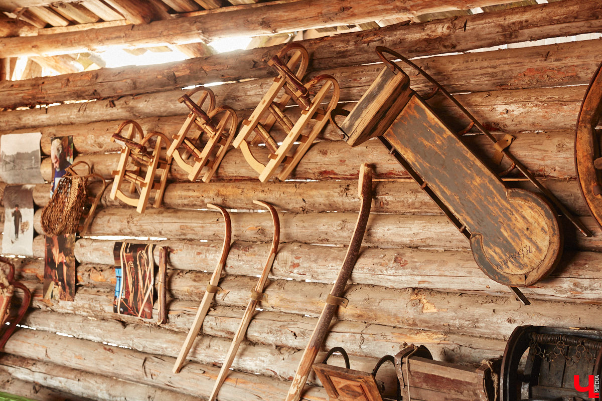 Проводить зиму хочется достойно. Со снежной горки в 2025 году не покататься, но можно хотя бы узнать, с помощью чего это делали наши предки. В Суздале свое собрание старинных санок представил коллекционер Александр Печенкин. Каких только экспонатов там нет: от масленичных с резьбой и росписью до замысловатых хозяйственно-бытовых. Одним словом, лепота!