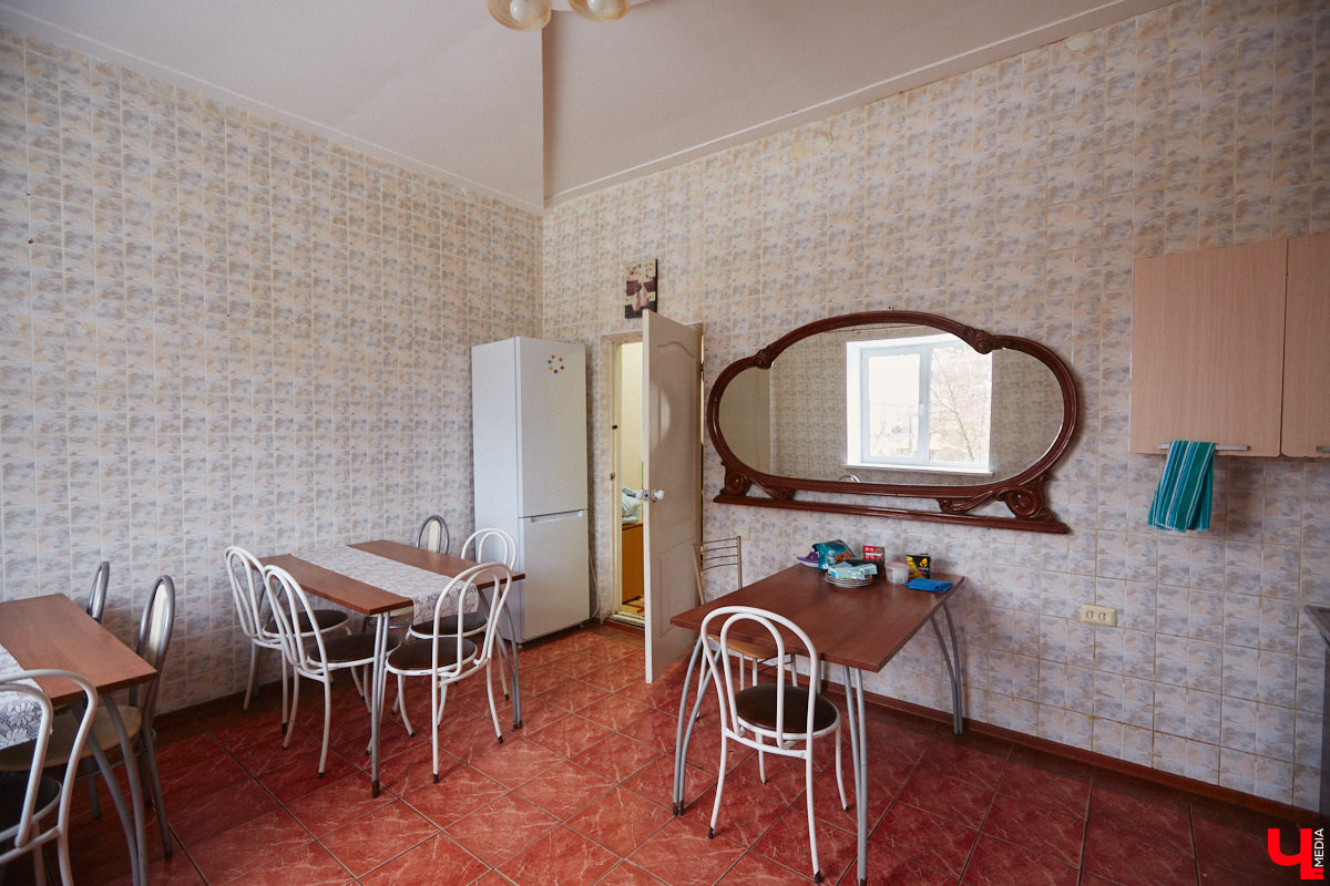 «Кошкиному дому» всего два месяца. Но за этот короткий срок уже порядка десяти его жильцов обрели новых хозяев. Для пушистых постояльцев оборудован комфортный зал, где также проводятся мероприятия для детей и взрослых. А на будущее у проекта масштабные планы. В гостях у центра добра побывал «Ключ-Медиа».