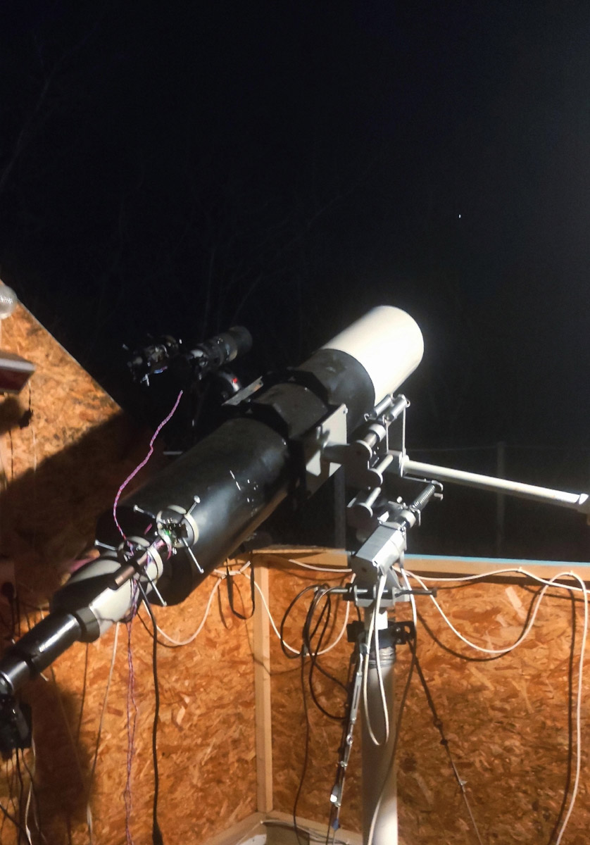 Владимирский астроном-любитель Антон Андрианов снял сразу несколько объектов дальнего космоса. Кадры туманностей и планет мужчина сделал на дачном участке, где обустроил собственную обсерваторию. Зимой ему удалось испытать ее на полную мощь, и теперь он делится новыми фантастическими фотографиями.