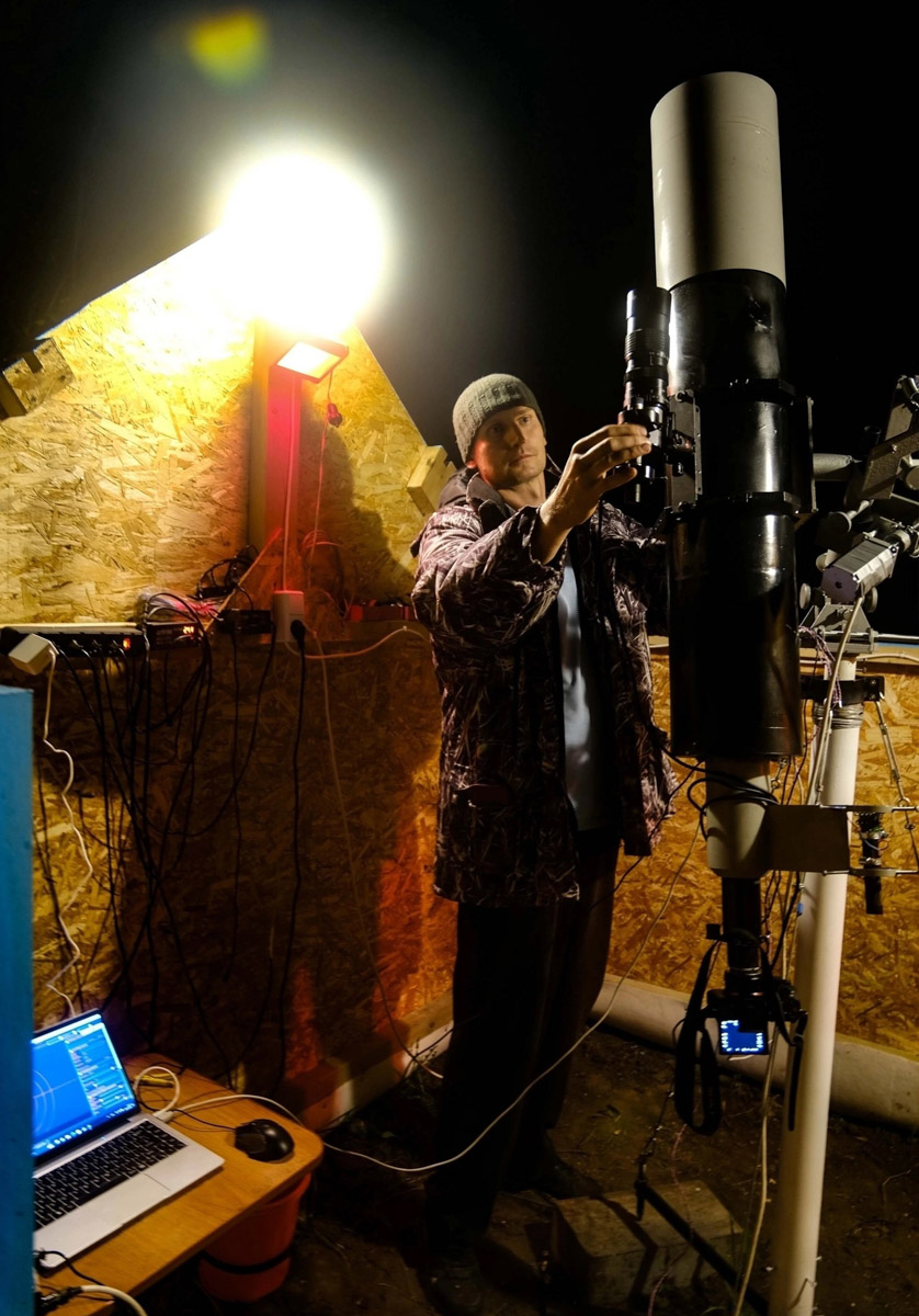 Владимирский астроном-любитель Антон Андрианов снял сразу несколько объектов дальнего космоса. Кадры туманностей и планет мужчина сделал на дачном участке, где обустроил собственную обсерваторию. Зимой ему удалось испытать ее на полную мощь, и теперь он делится новыми фантастическими фотографиями.