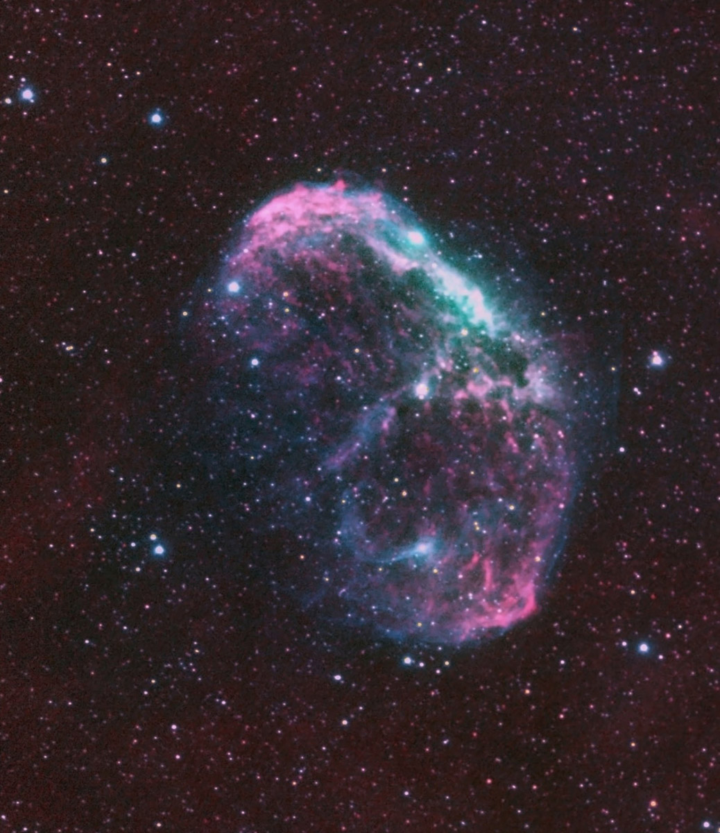 Владимирский астроном-любитель Антон Андрианов снял сразу несколько объектов дальнего космоса. Кадры туманностей и планет мужчина сделал на дачном участке, где обустроил собственную обсерваторию. Зимой ему удалось испытать ее на полную мощь, и теперь он делится новыми фантастическими фотографиями.