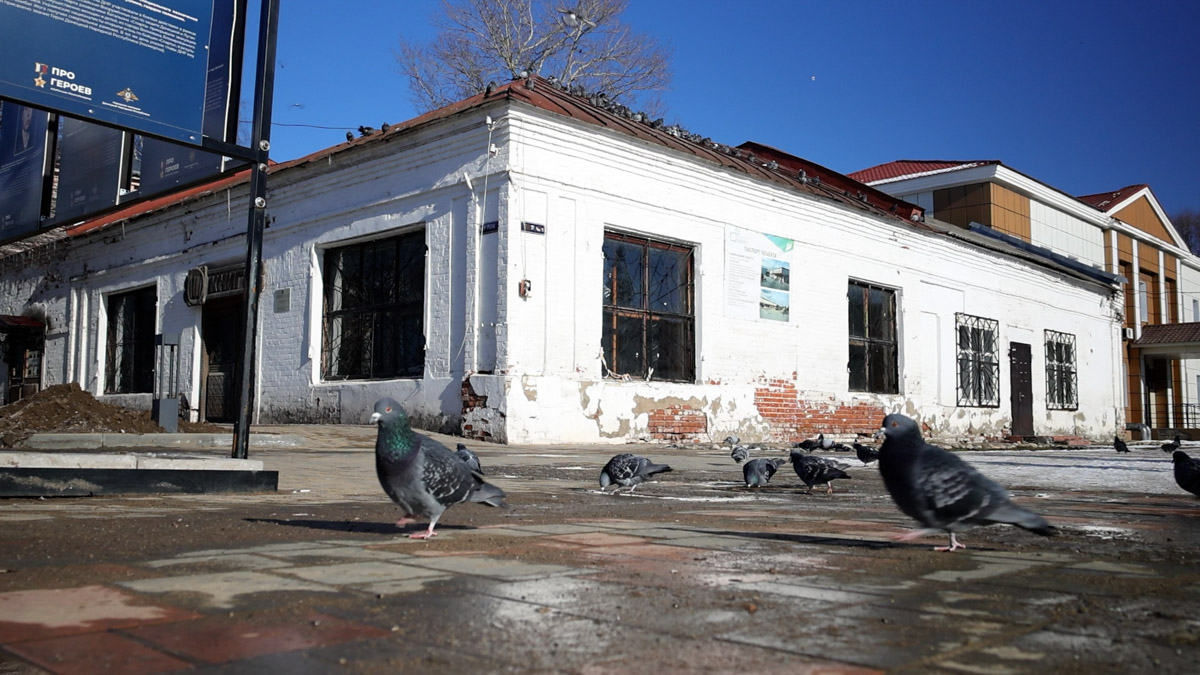 Что вы знаете о Юрьеве-Польском? Наверняка большинство вспомнит белокаменный Георгиевский собор, где туристы ищут рельеф со слоном. Другие — памятник князю Долгорукому около земляных валов. А что, если прогуляться по купеческим улочкам? В городе немало строений, возведенных на средства промышленников и фабрикантов. Сначала зайдем в музей, а затем поищем интересные здания в центре!